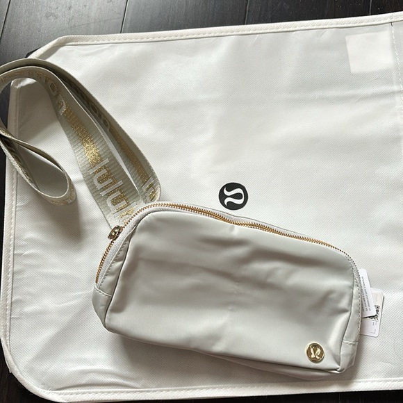 Lululemon Everywhere Belt Bag Vapor Gold White Wordmark Logo Crossbody Bag NWT - Picture 6 of 10
